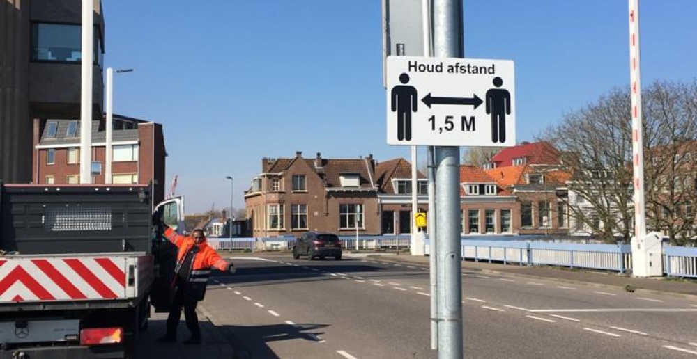 Gemeente plaatst borden: houdt 1,5 meter afstand