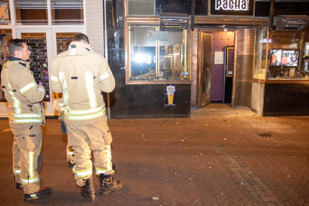 Ontploffing veroorzaakt schade aan café Pacha op de Hoogstraat