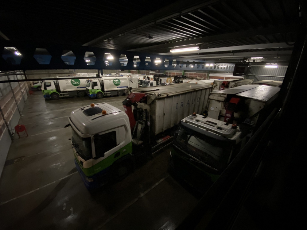 Vuilniswagens schuilen binnen voor de sneeuw