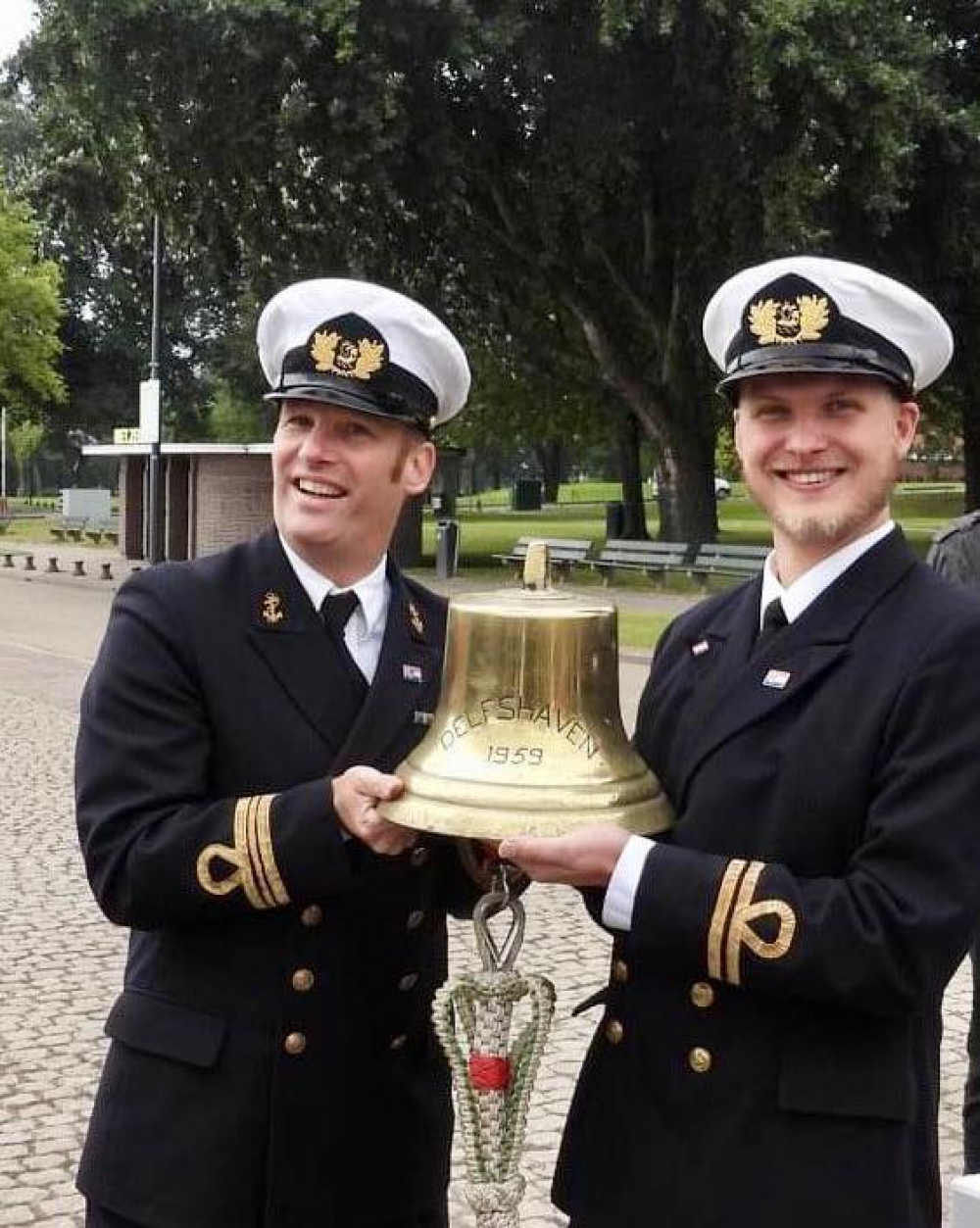 Wisseling van de wacht bij zeekadetten; scheidend commandant Krol krijgt Zilveren Jacobsstaf