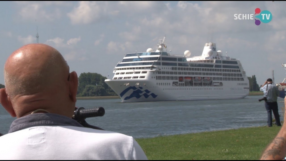 &#039;Love Boat&#039; Pacific Princess vaart langs Schiedam: &#039;Daar raak je niet op uitgekeken!&#039;