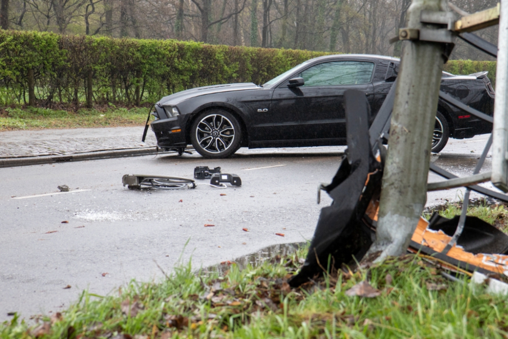 Auto botst tegen lantaarnpaal op de Westfrankelandsedijk