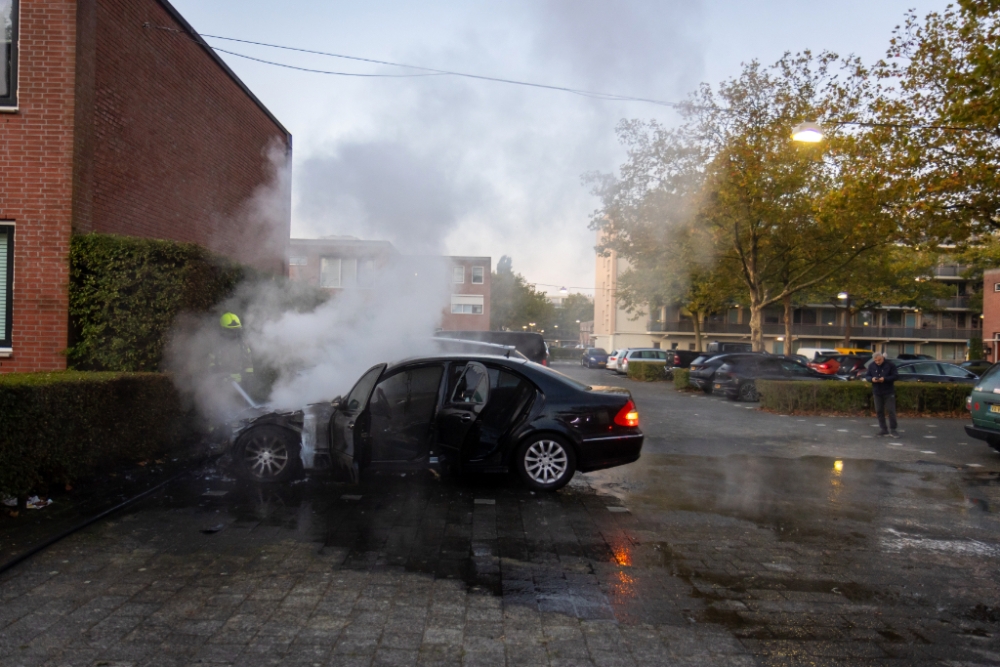 Auto brandt uit in Vlaardingen, mogelijk brandstichting