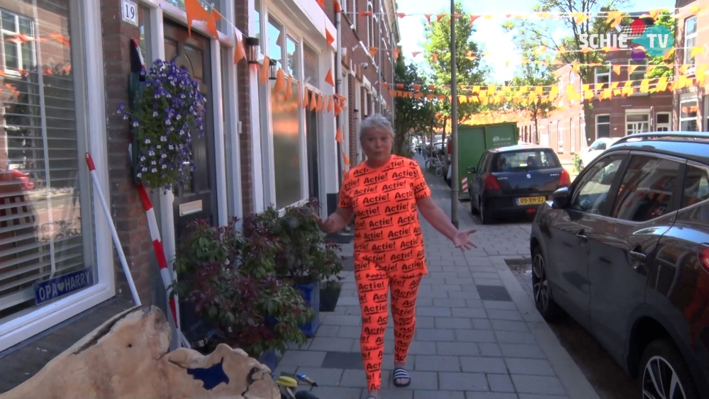 Oranjegekte in de Beierlandsestraat, kijken gaan ze met z&#039;n allen, buiten op de straat