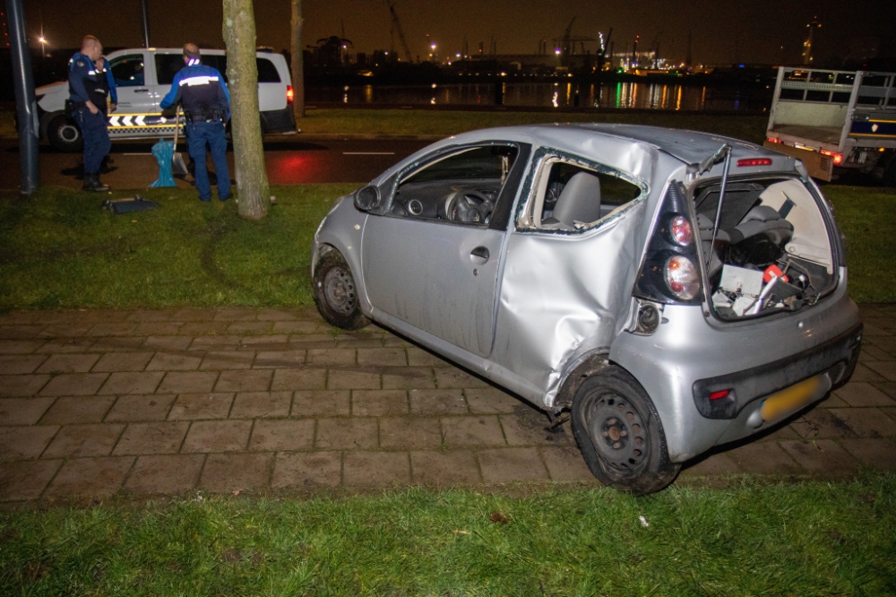 Beschonken bestuurder ramt lantaarnpaal met auto