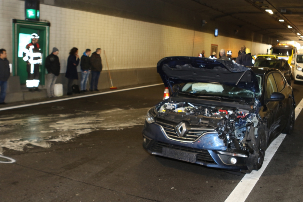 Beneluxtunnel dicht na forse aanrijding