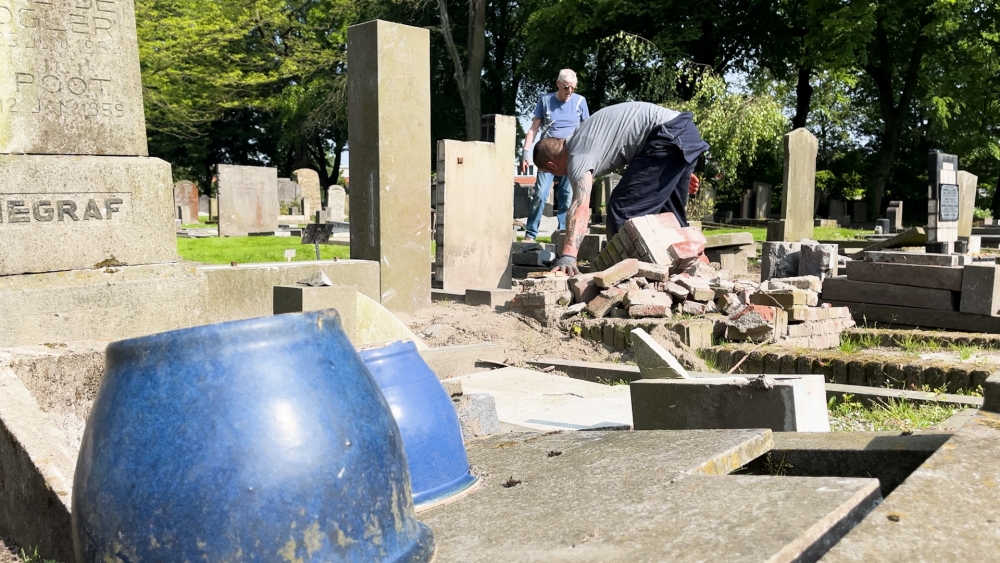 Restauratie kapotte graven in volle gang: ‘Alle handjes zijn welkom’