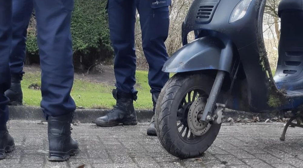 Politie houdt bestuurder gestolen scooter aan na achtervolging