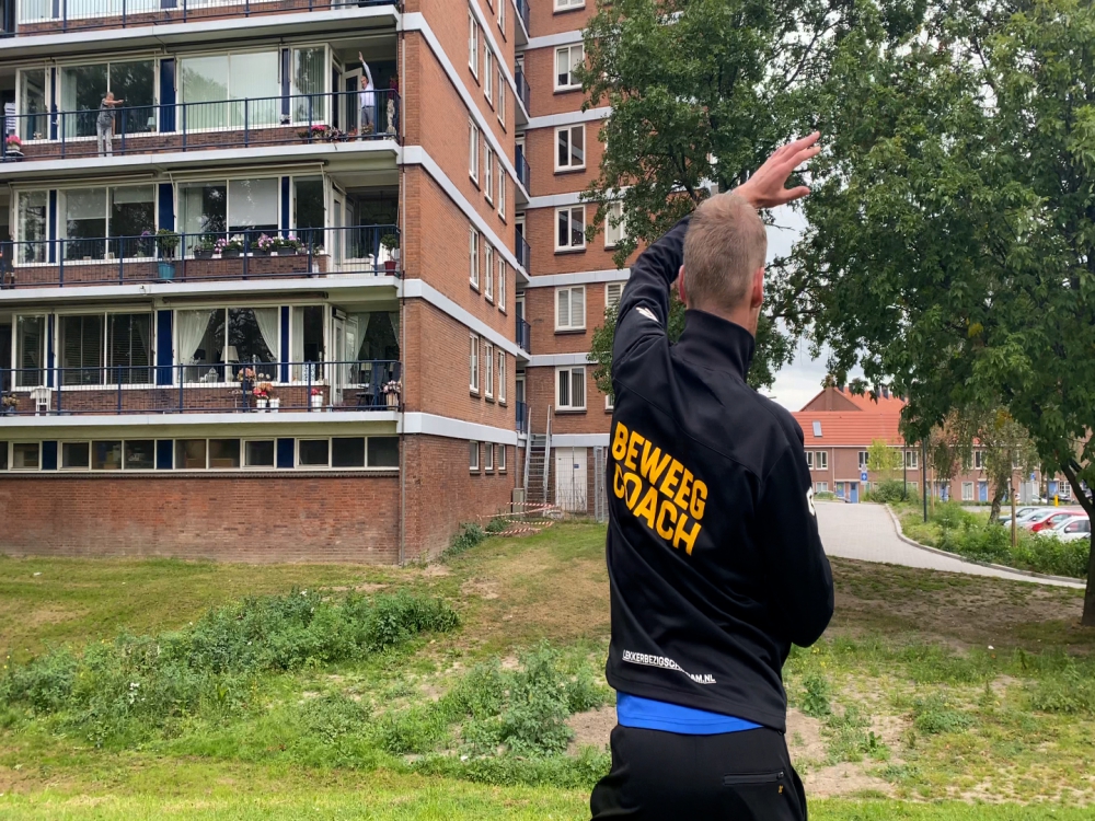 Senioren in beweging op eigen balkon: &#039;Je merkt verdomme dat je oud wordt&#039;