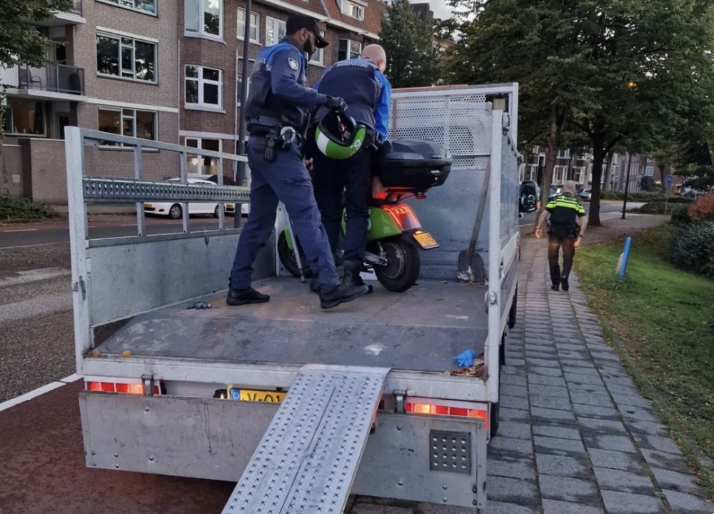 Dief van in Schiedam gestolen deelscooter veroorzaakt ongeval in Vlaardingen: vrouw (én dader) gewond