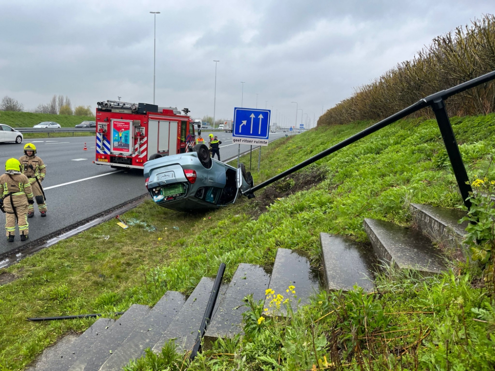 Auto kantelt van A4 af