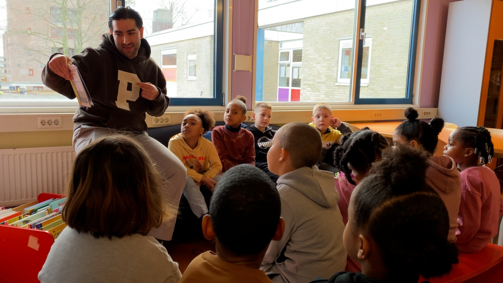 Parham Rahimzadeh is terug in zijn ‘moeilijke wijk’ en inspireert kinderen met geschiedenisverhaal