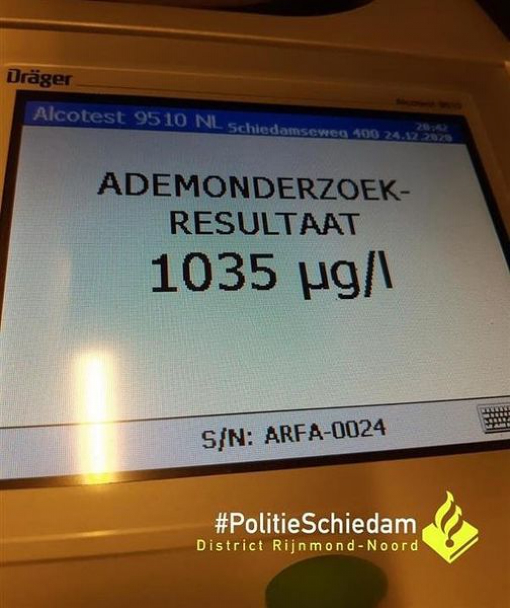 Zo dronken als een tor op kerstavond achter het stuur: beginnend bestuurder ramt geparkeerde auto&#039;s