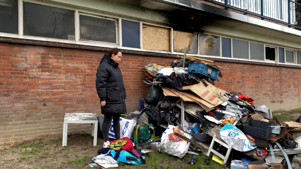 Bewoners flat Havendijk speuren naar hun half verkoolde eigendommen