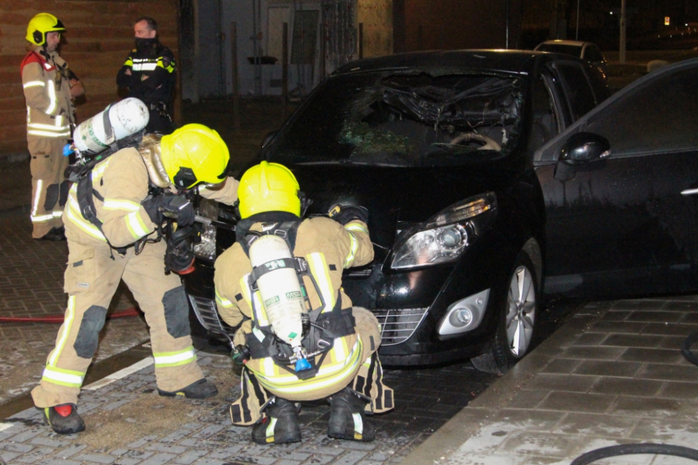 Geparkeerde auto vliegt in brand