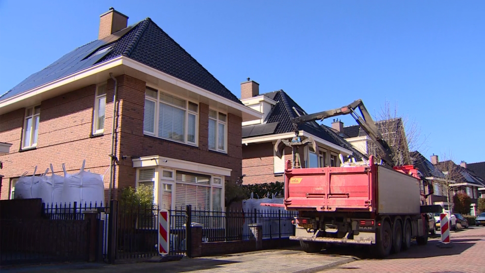 Sinds afgelopen vrijdag staan er zandzakken bij de woning van de Vlaardingse loodgieter.