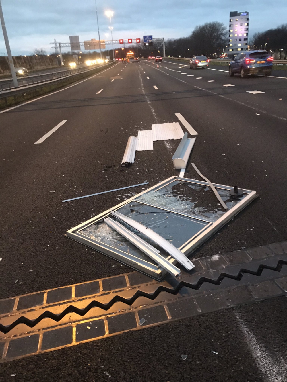 Vrachtwagen verliest dak van portakabin op de A20 bij Schiedam