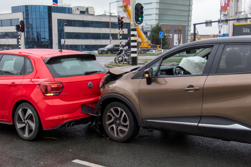 Flinke klapper na kop-staart botsing bij verkeerslicht Vlaardingerdijk