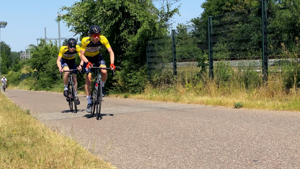 Wielertalent Van der Lee bonst hard op de deur bij de profs: “Heerlijk om zo hard mogelijk omhoog te fietsen”