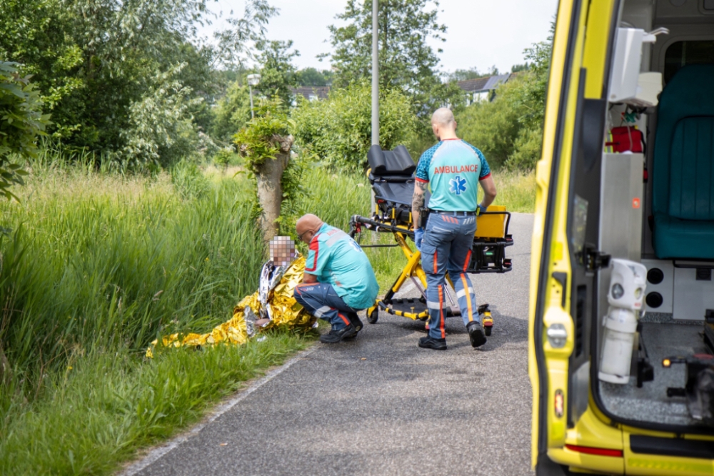 Man rijdt met scootmobiel het water in en wordt gered door omstanders