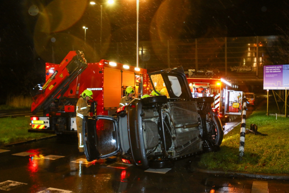 Auto vliegt uit de bocht