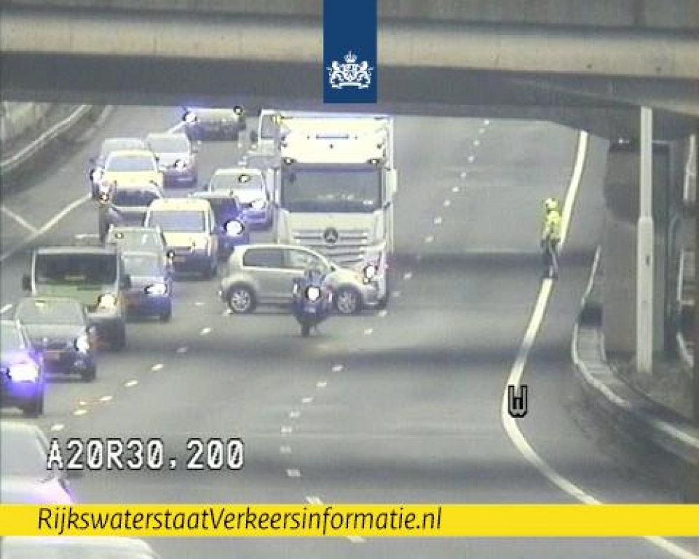 Aanrijding vrachtauto met personenauto: file op de A20