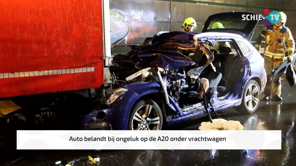 Auto belandt bij ongeluk op de A20 onder vrachtwagen