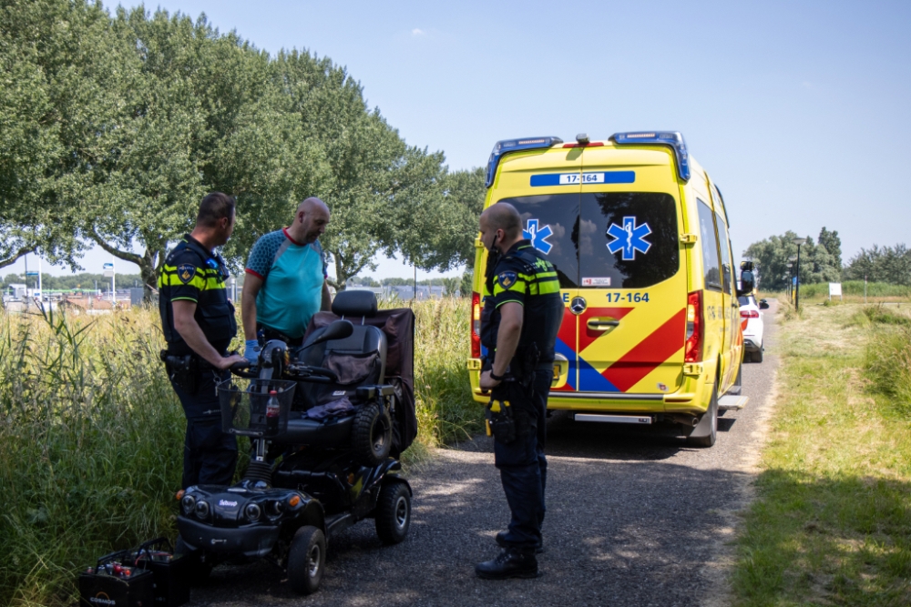 Schiedammer strandt met scootmobiel in de hitte in Vlaardingen en wordt onwel