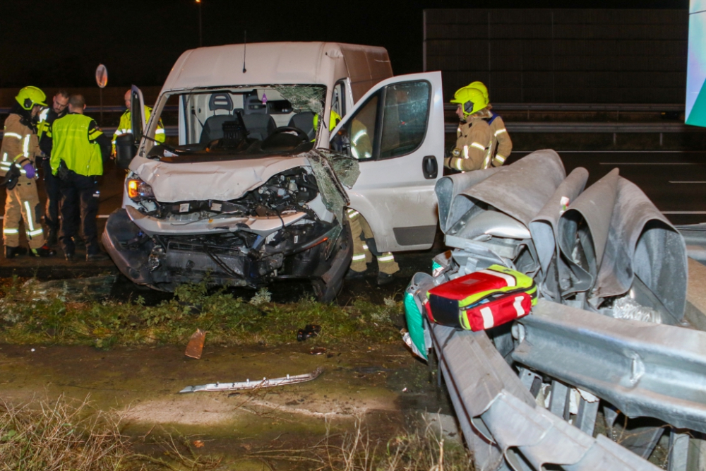 Busje knalt op wegsplitsing snelweg: twee gewonden, bestuurder slaat op de vlucht