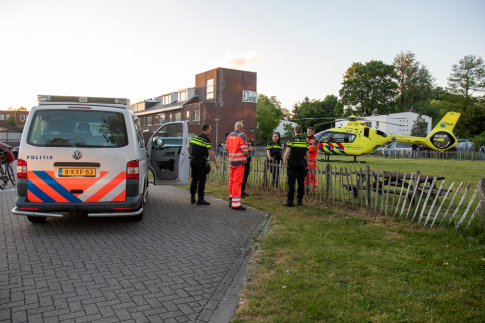 Traumahelikopter landt op Wibautplein voor medische noodsituatie op Nieuwlandplein