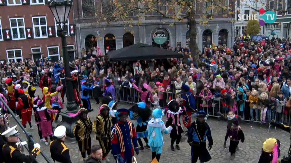 Sint van de Nolenslaan naar de Grote Markt voor de sleutel van zijn paleis