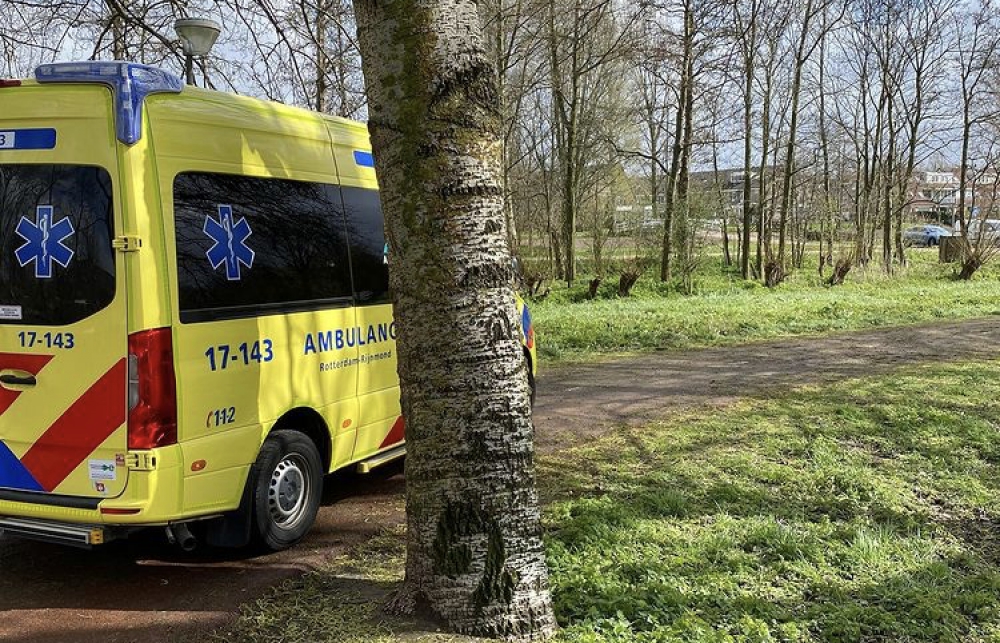 Snorfietser onderuit door katjes op de weg, Irado komt meteen in actie