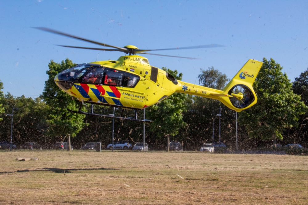 Grasverstuiving door opstijgende traumahelikopter aan de Noorderweg