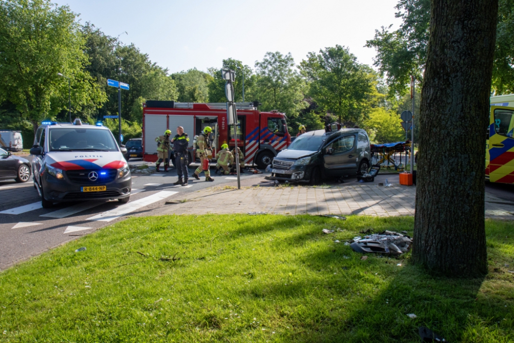 Man uit z&#039;n auto bevrijd en naar het ziekenhuis vervoerd na bizar éénzijdig ongeval