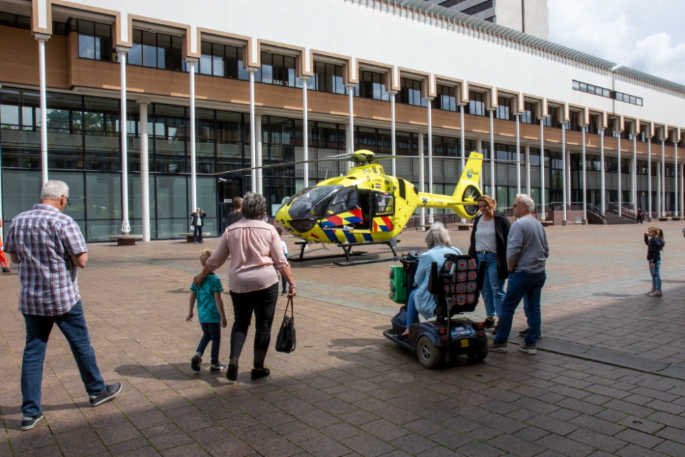 Korte inzet traumahelikopter op het Stadserf trekt veel bekijks