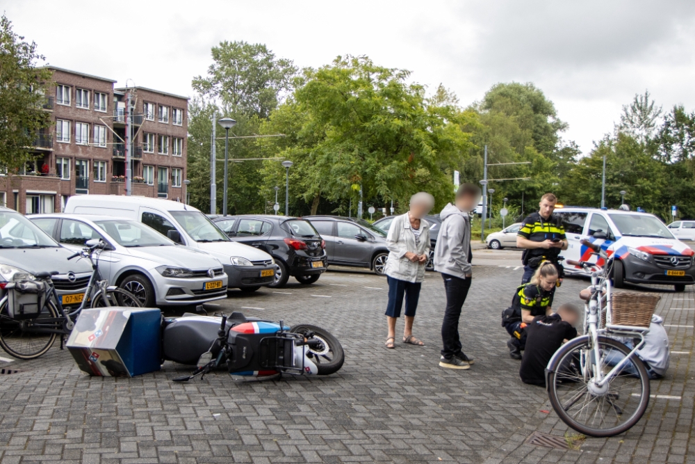 Bezorgscooter en fietser botsen op elkaar