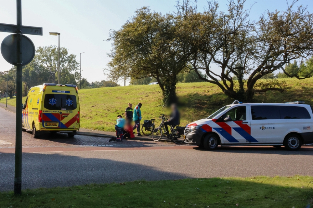 Auto botst op fietster bij afslaan