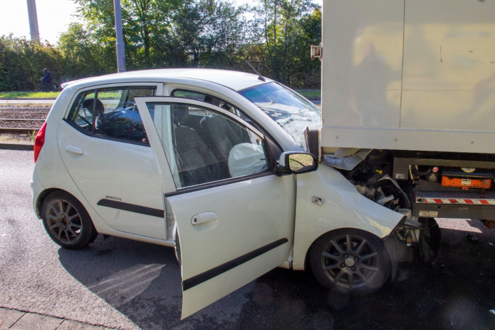 Auto knalt op Rotterdamsedijk op remmende vrachtwagen