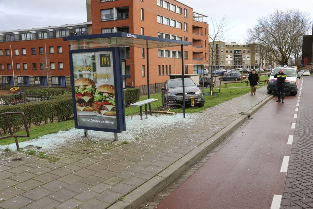 Bushokje bij Boerhaavelaan beschadigd door auto