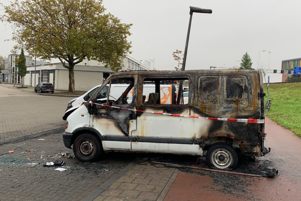 Busje volledig uitgebrand in Spaanse Polder