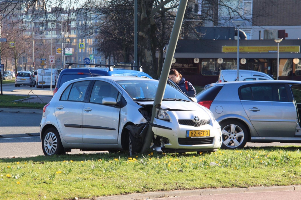 Auto komt na aanrijding tegen paal tot stilstand in Nieuwland