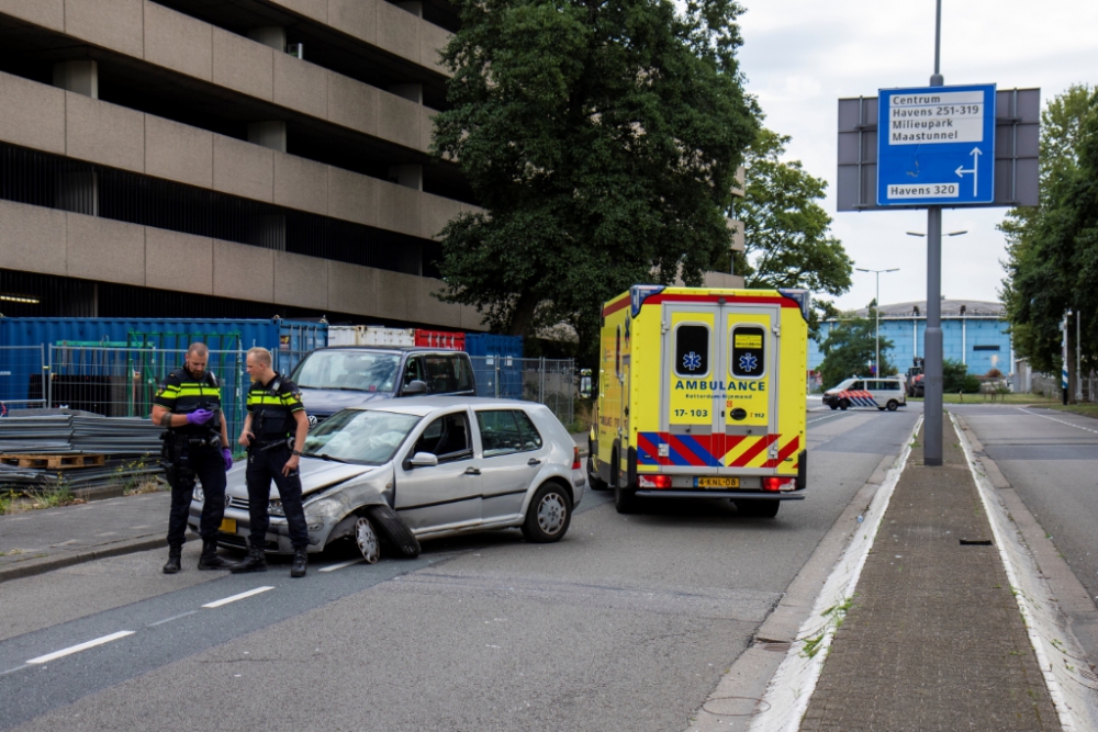 Forse schade na botsing tegen paal