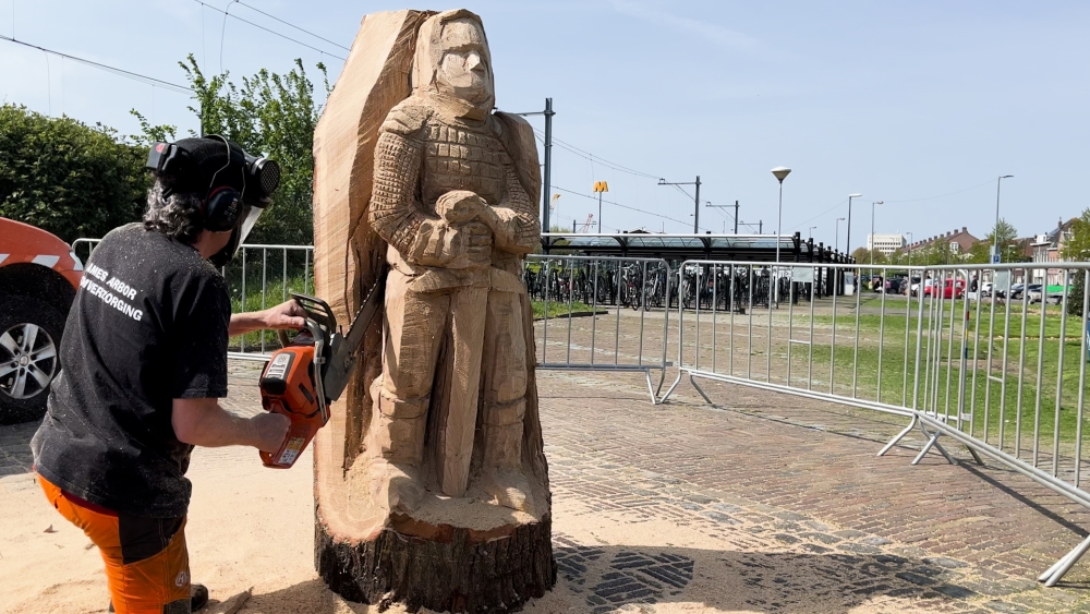 Dirk de Derde wordt met een kettingzaag uit een stuk hout getoverd