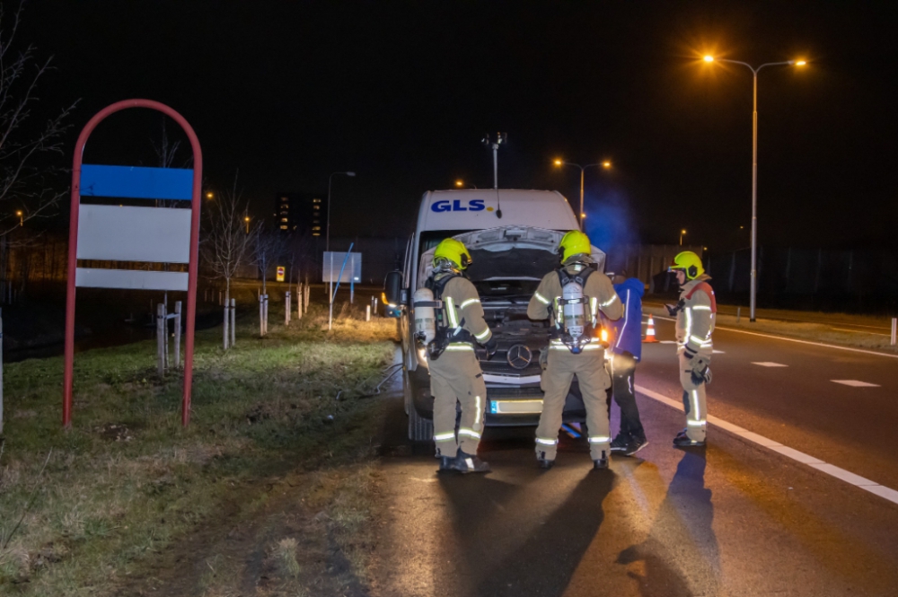 Bestelbus bezorgdienst vliegt op snelweg in brand