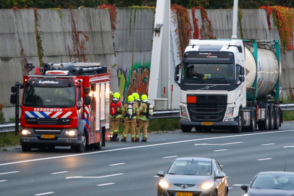 Flinke files door lekkende tankwagen op de A4