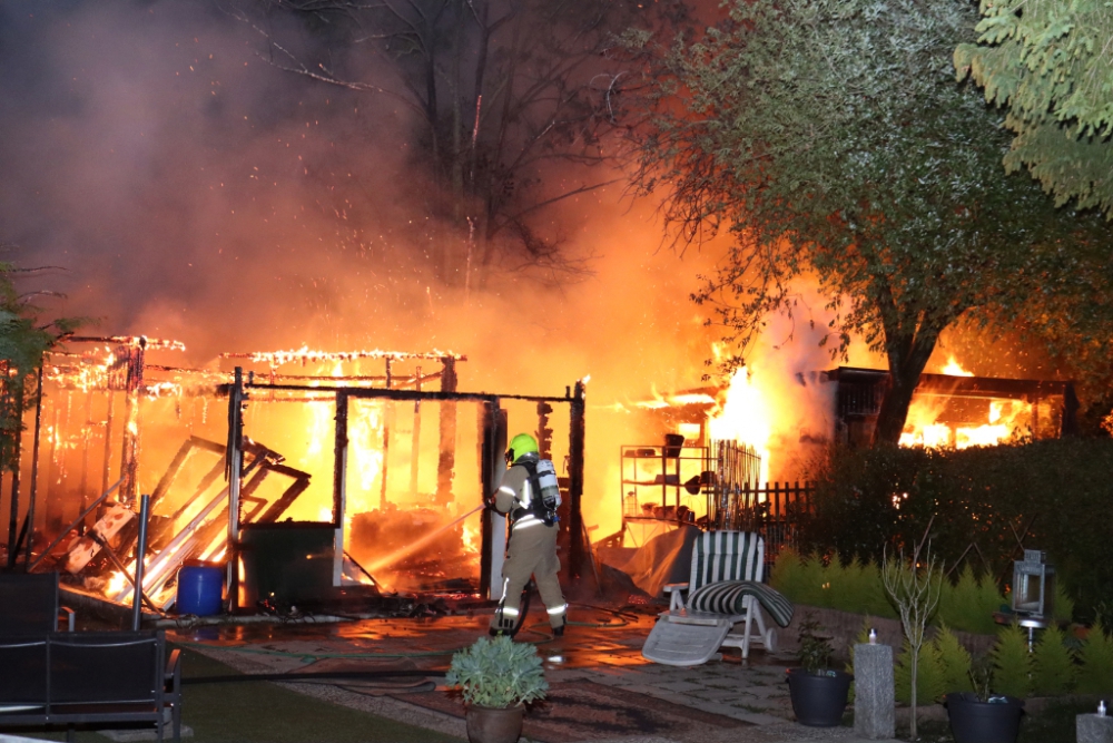 Forse brand tuinhuisjes, gasflessen exploderen