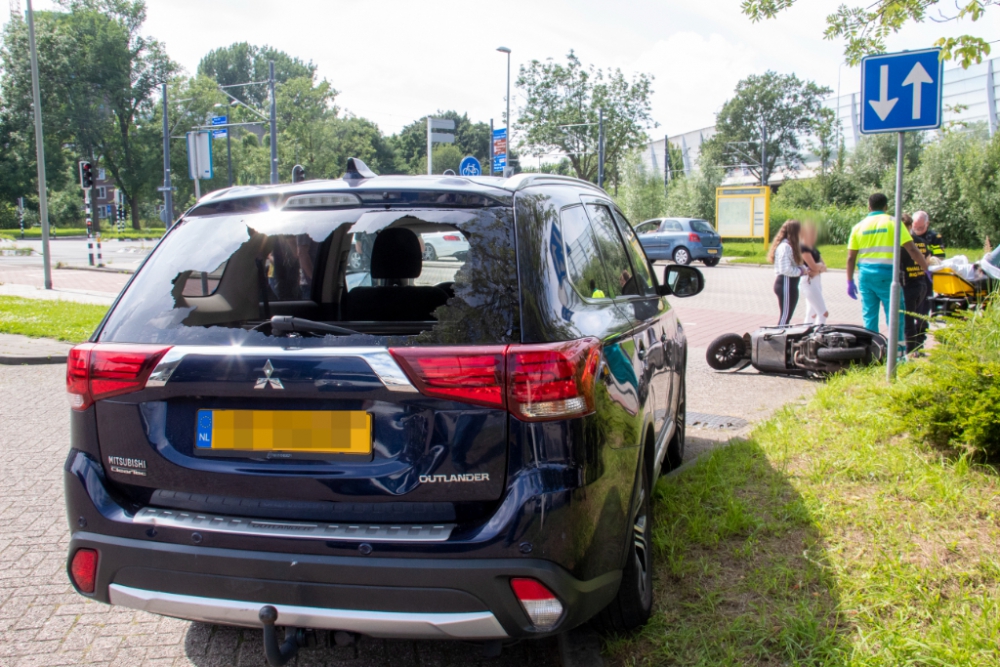 Flinke schade na aanrijding auto en snorscooter op de Sporthalstraat