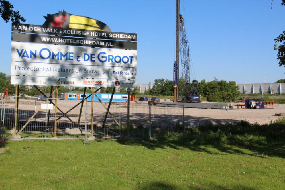 Eerste heipalen de grond in voor het Van Der Valk Hotel Schiedam