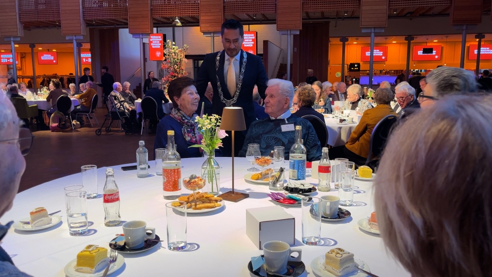 Diamanten huwelijk: 25 Schiedamse echtparen vieren na 60 jaar nog altijd de liefde