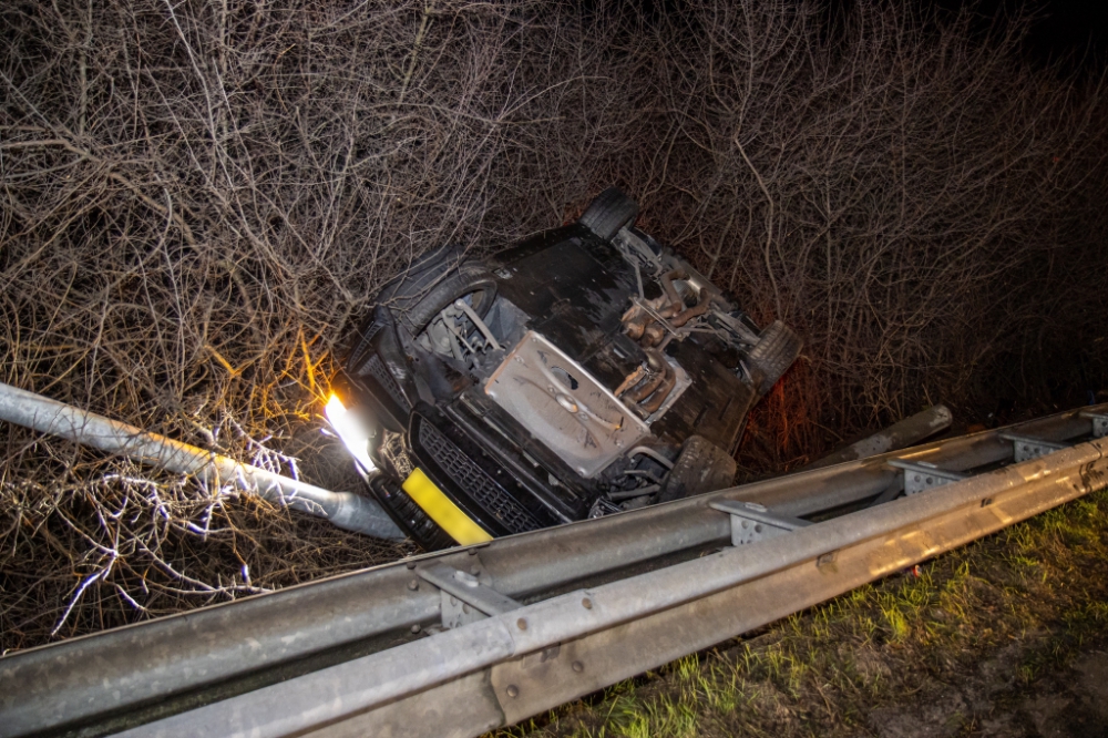 Auto slaat over de kop en komt tegen een lantaarnpaal tot stilstand op de A20